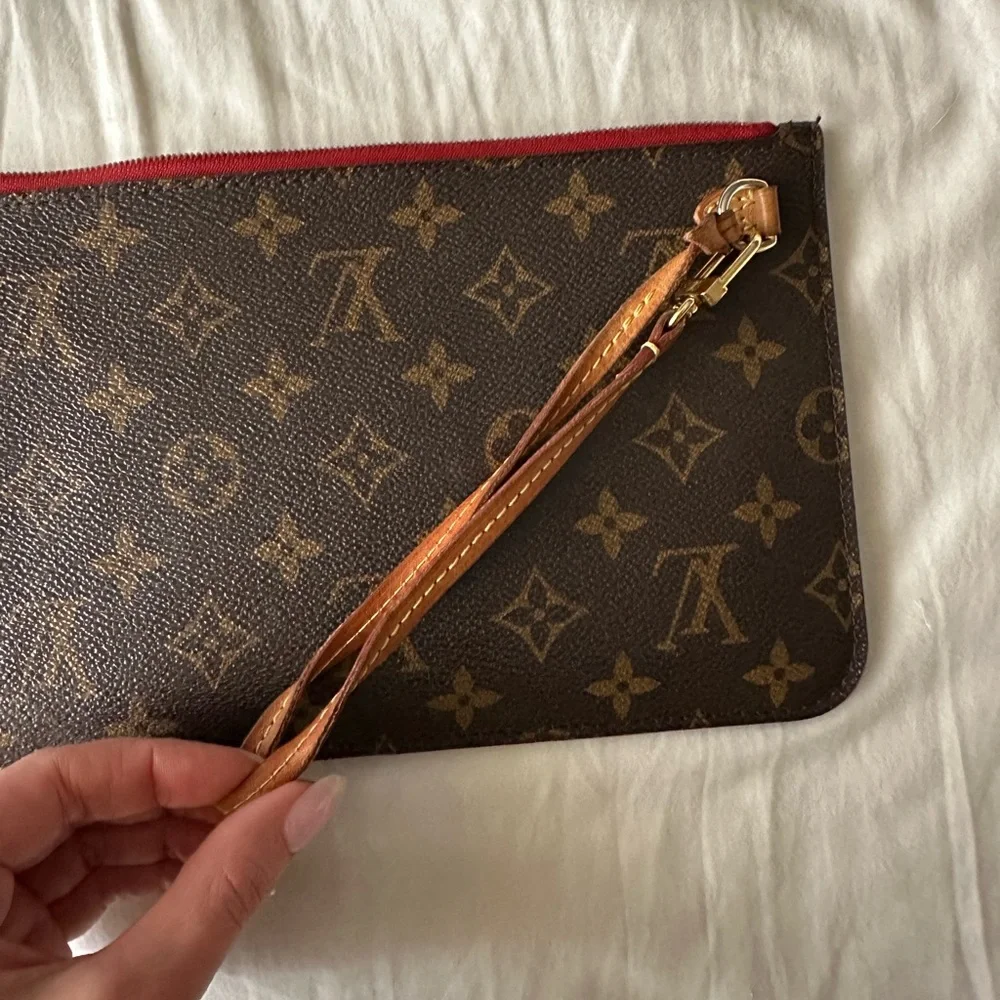 Authentic Louis Vuitton Monogram Neverfull Pouchette - Picture 3 of 9